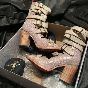 Taupe Croco Freebird Bond Size 6.